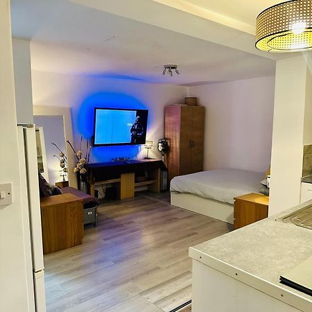 Stylish Studio Flat - Watford Junction - Harry Potter Экстерьер фото